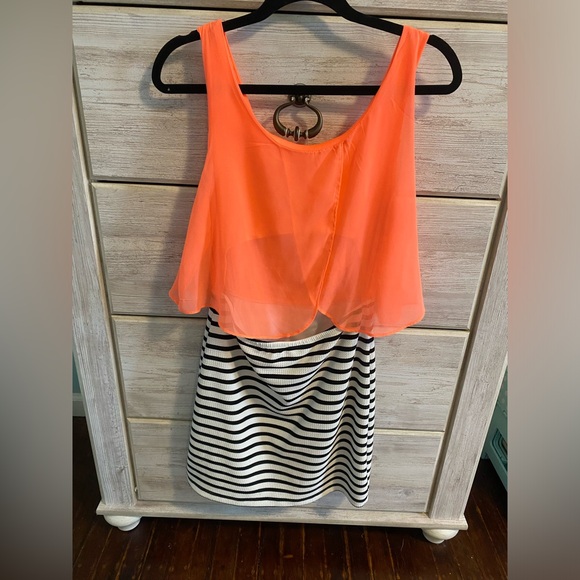 Ladies dress. Lower back is open - Picture 4 of 8